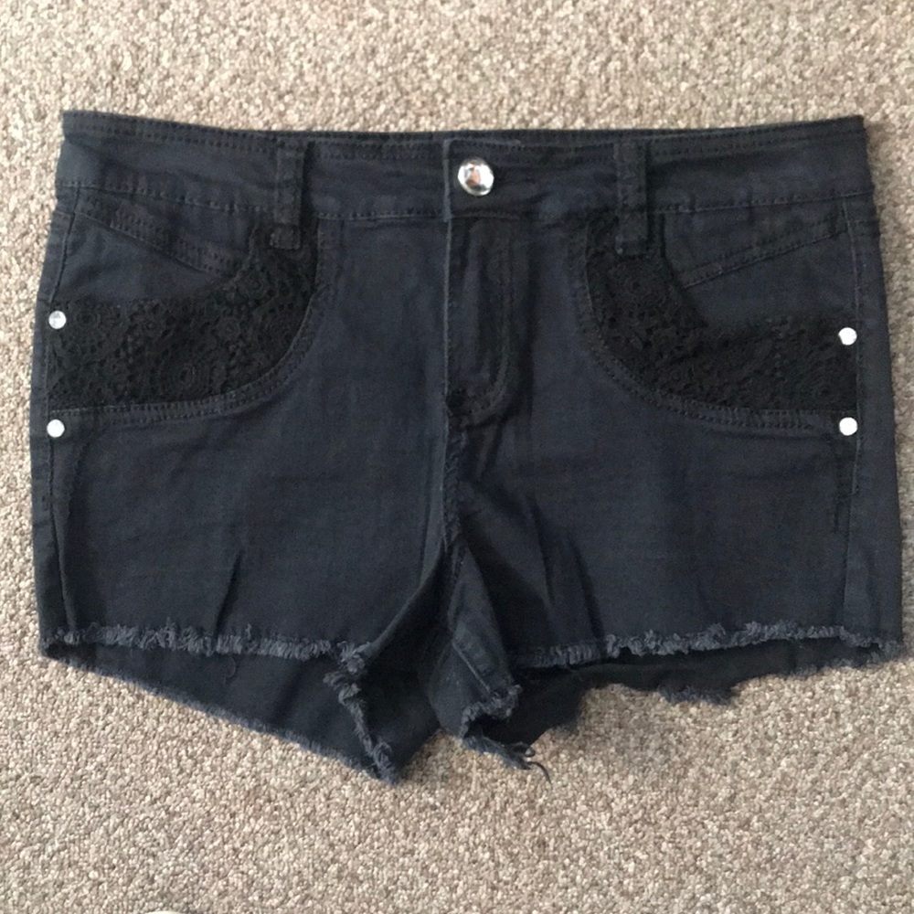 💥SALE💥 🔴2/$10 Rue21 Crotchet/Jeweled Mid Rise Shorts